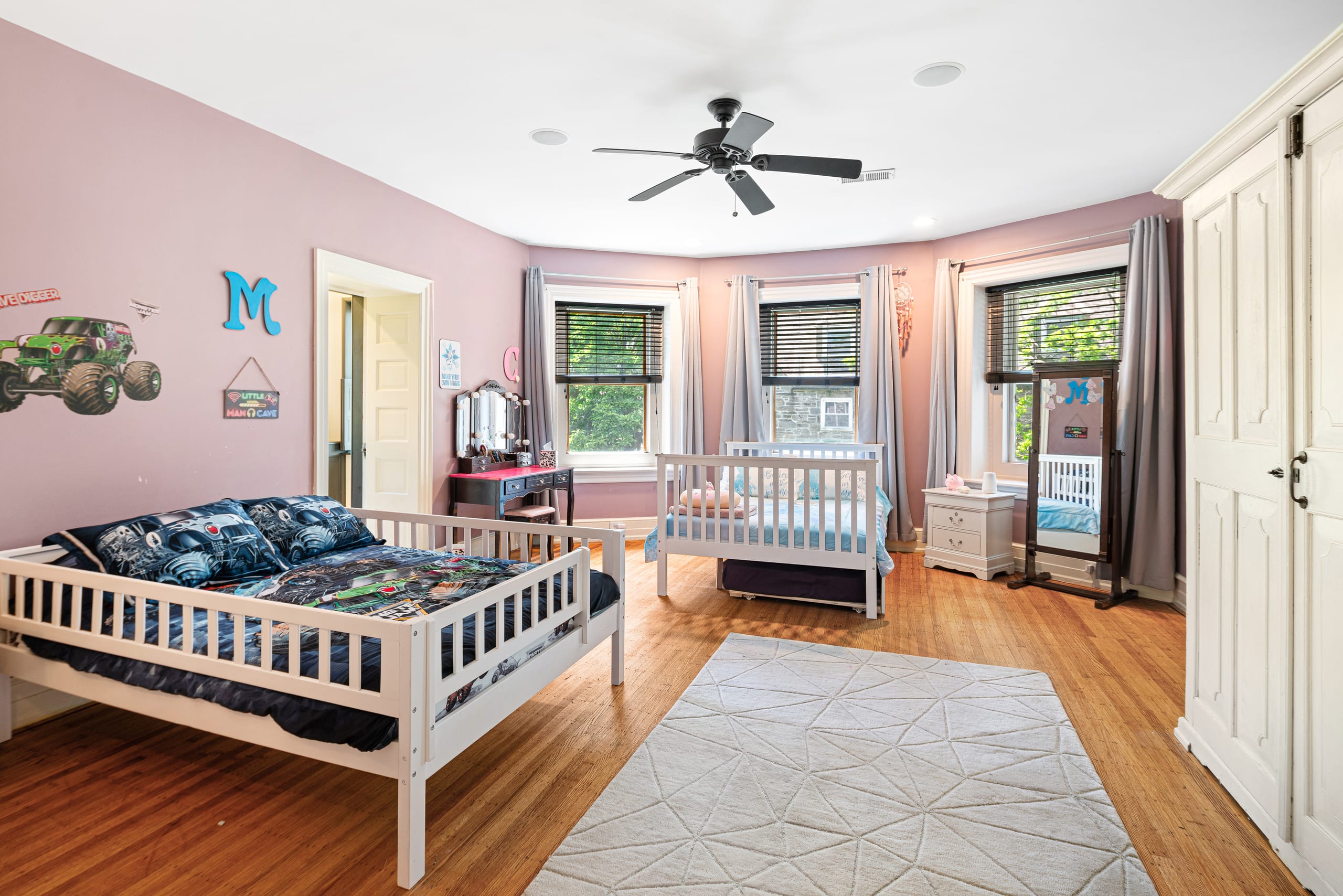 Mauve bedroom with multiple windows