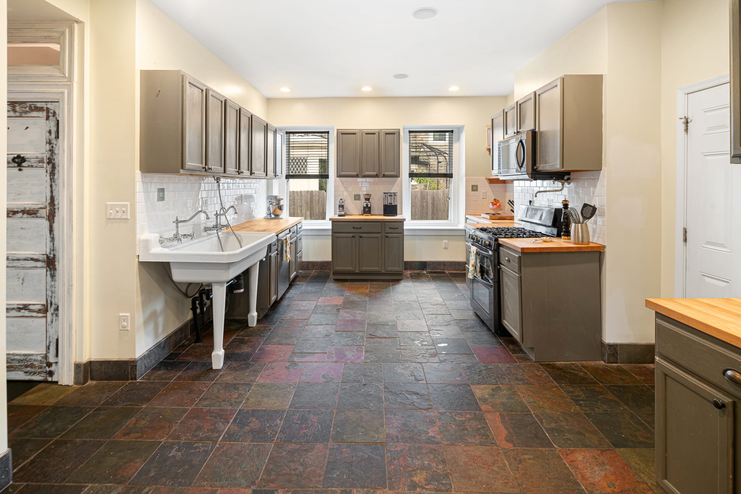 Spacious eat-in chef's kitchen